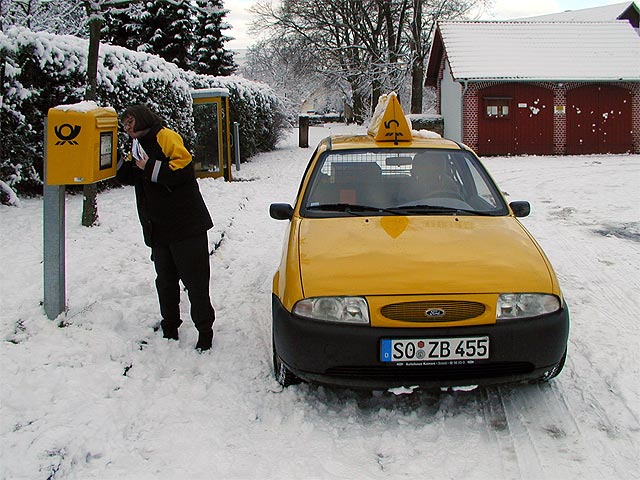 Was haben wir heute im Kasten? Briefe, Knallfrösche oder Schneebälle?