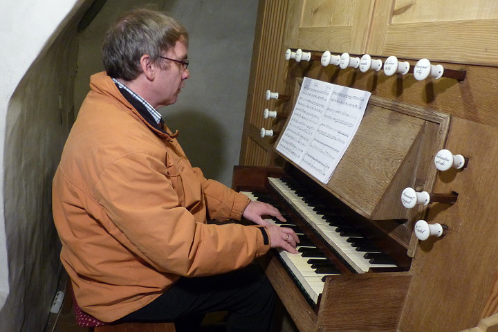 Stephan Krüger an der Meiningser Ibach Orgel