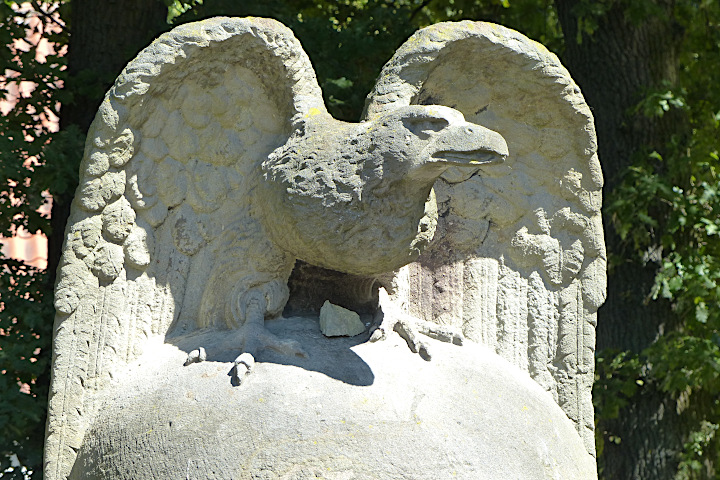 Adler auf dem Ehrenmal