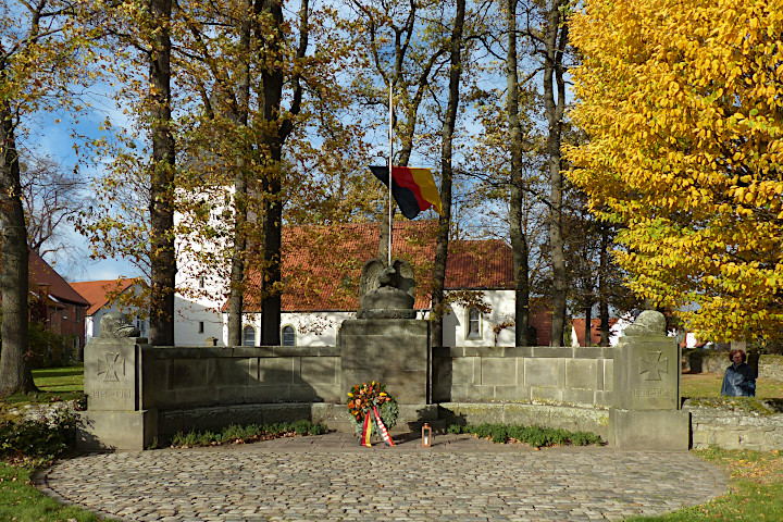 Ehrenmal am Volkstrauertag