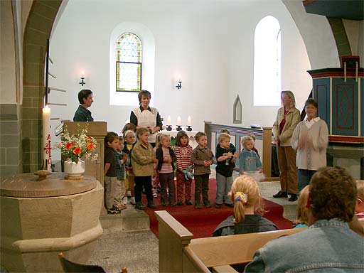 Viele Kinder, Heidi Topp, Elli Rechlitz, Irmhild Schulte und Brirgit Frieling