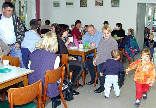 die Kinder quitschen dazwischen - alle sind gut gelaunt