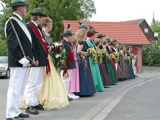 prächtige Kleider - prächtige Sträuße - prächtiges Wetter