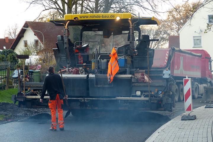 Die Straßendecke wird in einem Rutsch aufgebracht.