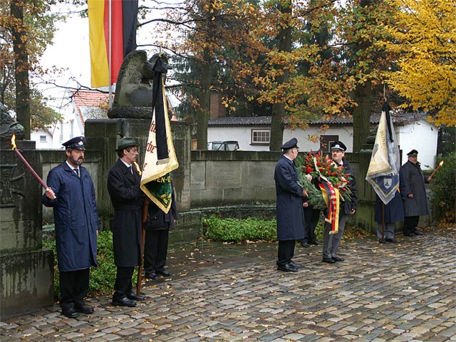 vor dem Ehrenmal