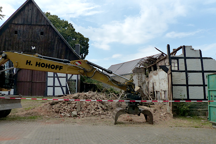 Scheunenabriss auf dem Hof Brünger