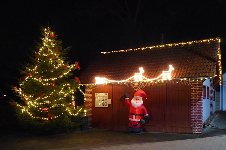 das Feuerwehr-Gerätehaus in der Weihnachtszeit