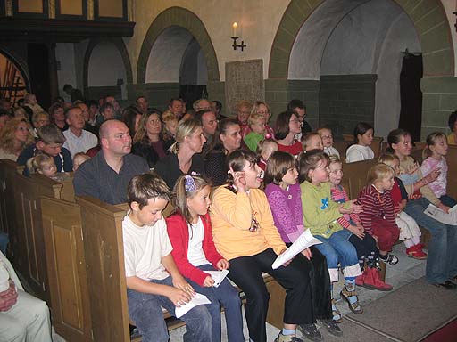 5 Kinder auf 3 Erwachsene